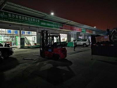 叉車準(zhǔn)備運(yùn)輸設(shè)備.jpg 叉車準(zhǔn)備運(yùn)輸設(shè)備.jpg